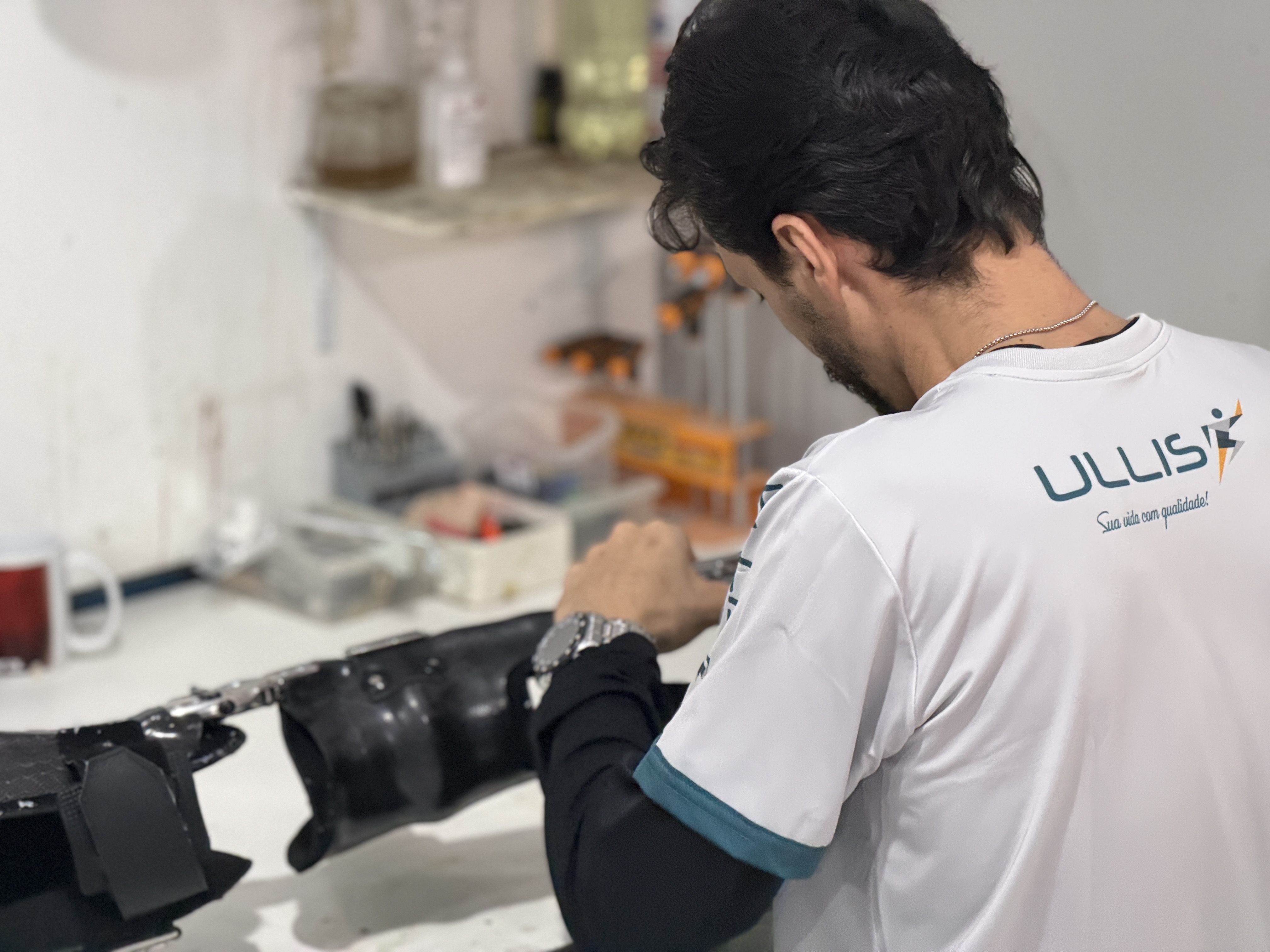 Profissional Ullis trabalhando em prótese